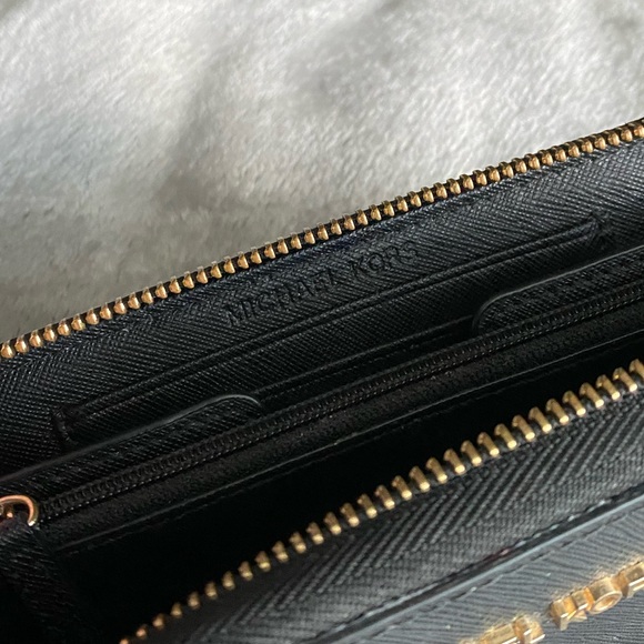 Michael Kors Wallet - Picture 2 of 3